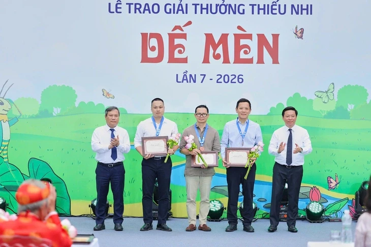 Cố họa sĩ, đạo diễn Ngô Mạnh Lân nhận giải ‘Thành tựu trọn đời - Hiệp sĩ Dế Mèn’