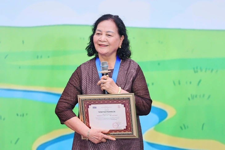 Cố họa sĩ, đạo diễn Ngô Mạnh Lân nhận giải ‘Thành tựu trọn đời - Hiệp sĩ Dế Mèn’