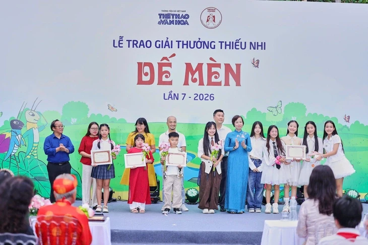 Cố họa sĩ, đạo diễn Ngô Mạnh Lân nhận giải ‘Thành tựu trọn đời - Hiệp sĩ Dế Mèn’
