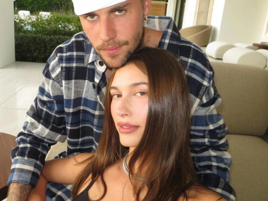 Có thể là rụng rời khi nhìn Justin Bieber khóa môi Hailey ở Coachella 2026, quý tử không lộ mặt vẫn hot ngang bố mẹ Có thể là rụng rời khi nhìn Justin Bieber khóa môi Hailey ở Coachella 2026, quý tử không lộ mặt vẫn hot ngang bố mẹ