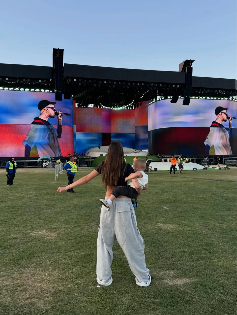 Có thể là rụng rời khi nhìn Justin Bieber khóa môi Hailey ở Coachella 2026, quý tử không lộ mặt vẫn hot ngang bố mẹ Có thể là rụng rời khi nhìn Justin Bieber khóa môi Hailey ở Coachella 2026, quý tử không lộ mặt vẫn hot ngang bố mẹ