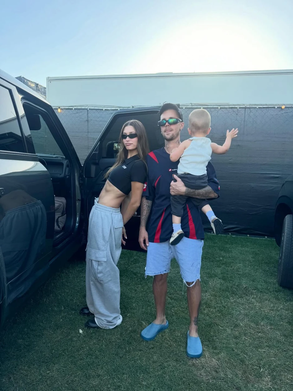 Có thể là rụng rời khi nhìn Justin Bieber khóa môi Hailey ở Coachella 2026, quý tử không lộ mặt vẫn hot ngang bố mẹ Có thể là rụng rời khi nhìn Justin Bieber khóa môi Hailey ở Coachella 2026, quý tử không lộ mặt vẫn hot ngang bố mẹ