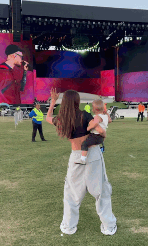 Có thể là rụng rời khi nhìn Justin Bieber khóa môi Hailey ở Coachella 2026, quý tử không lộ mặt vẫn hot ngang bố mẹ Có thể là rụng rời khi nhìn Justin Bieber khóa môi Hailey ở Coachella 2026, quý tử không lộ mặt vẫn hot ngang bố mẹ