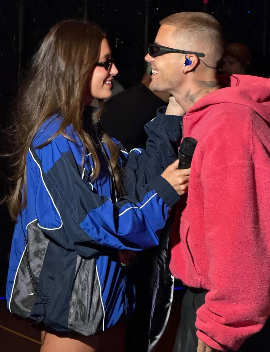 Có thể là rụng rời khi nhìn Justin Bieber khóa môi Hailey ở Coachella 2026, quý tử không lộ mặt vẫn hot ngang bố mẹ Có thể là rụng rời khi nhìn Justin Bieber khóa môi Hailey ở Coachella 2026, quý tử không lộ mặt vẫn hot ngang bố mẹ