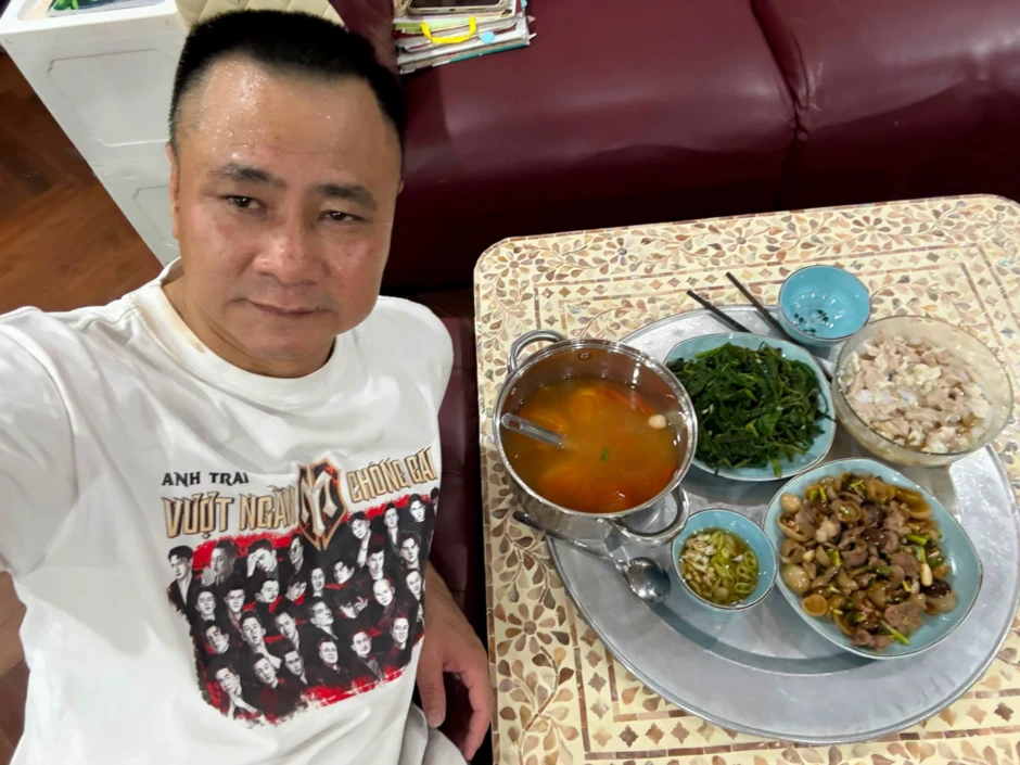 Cơm nhà Đại tá Tự Long Cơm nhà Đại tá Tự Long