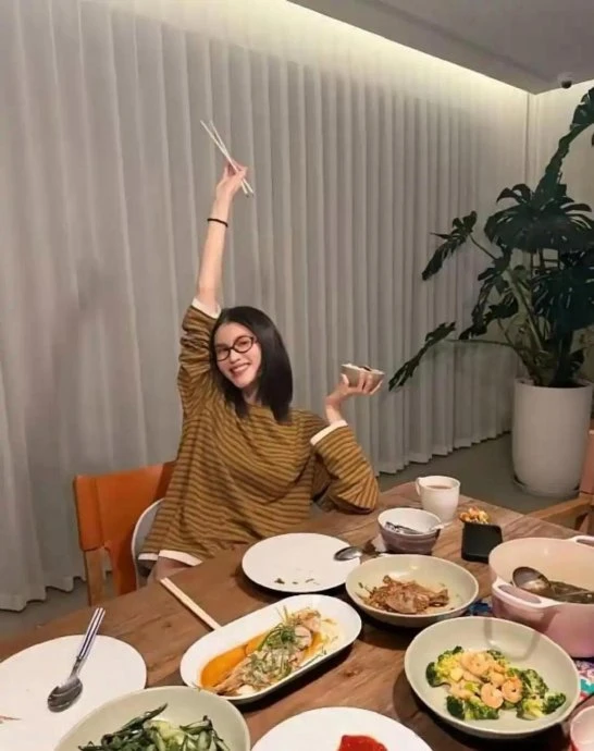Cơm nhà nàng thơ H.T. và chồng chủ tịch nổi tiếng showbiz Cơm nhà nàng thơ H.T. và chồng chủ tịch nổi tiếng showbiz