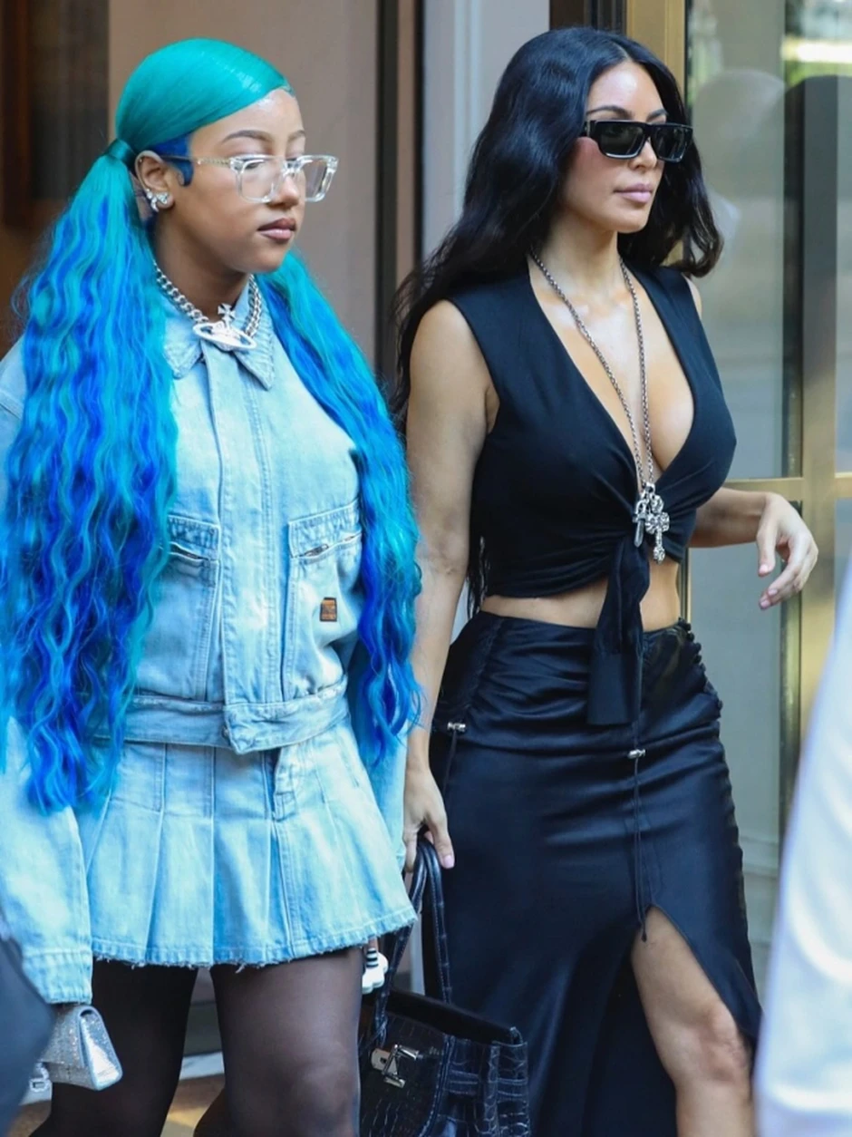 Con gái 12 tuổi của tỷ phú Kim Kardashian bọc răng bằng vàng, kim cương