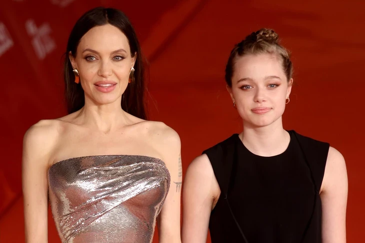 Con gái Angelina Jolie và Brad Pitt gây sốt khi đóng MV K-pop