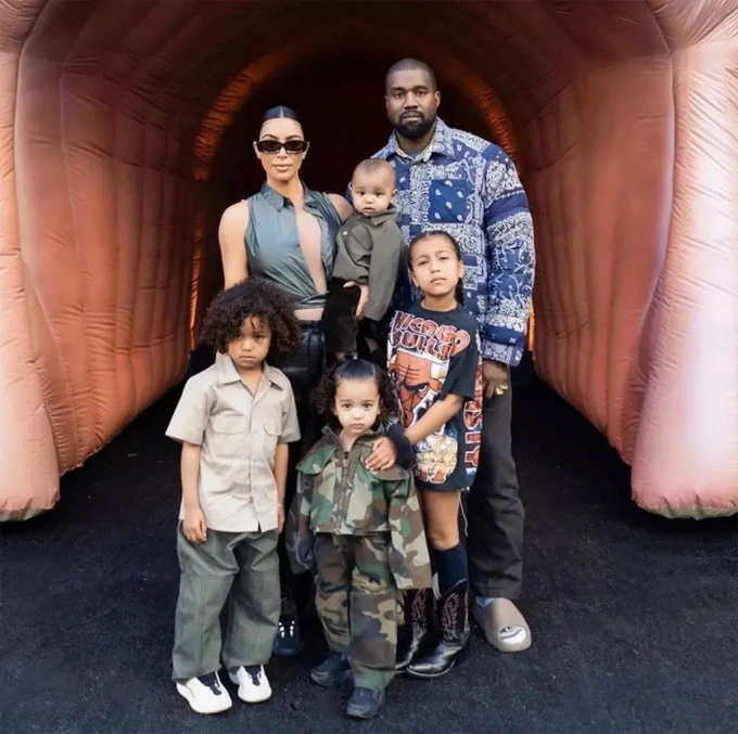 Con gái Kim Kardashian: Thừa kế hàng tỷ USD vẫn muốn làm nhân viên pha chế Con gái Kim Kardashian: Thừa kế hàng tỷ USD vẫn muốn làm nhân viên pha chế