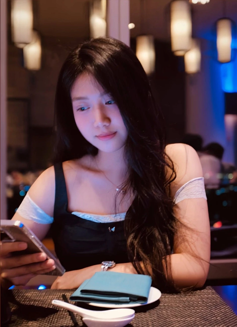 Con gái Mạnh Trường đẹp chuẩn điện ảnh, nhan sắc được so sánh với MC Lê Bống Con gái Mạnh Trường đẹp chuẩn điện ảnh, nhan sắc được so sánh với MC Lê Bống