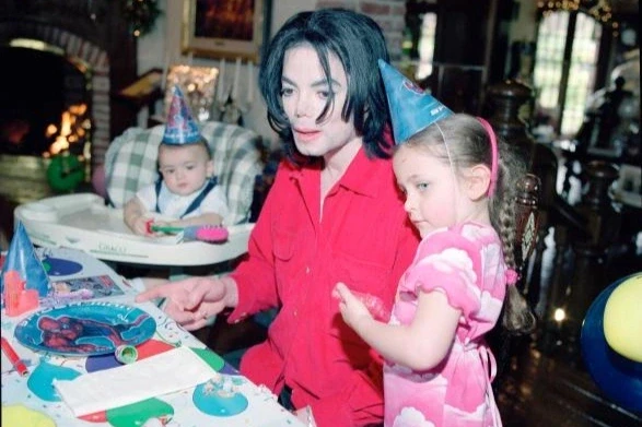 Con gái Michael Jackson hé lộ tuổi thơ bí ẩn: Vì sao 3 anh em phải che mặt? Con gái Michael Jackson hé lộ tuổi thơ bí ẩn: Vì sao 3 anh em phải che mặt?