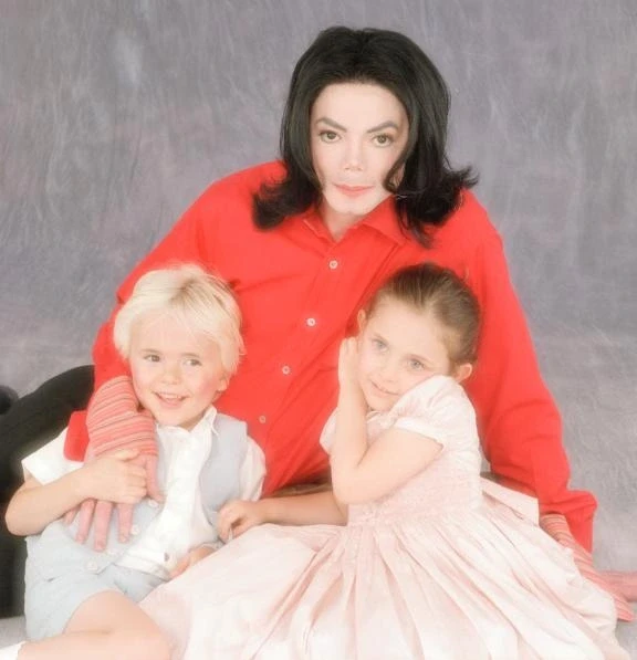 Con gái Michael Jackson hé lộ tuổi thơ bí ẩn: Vì sao 3 anh em phải che mặt? Con gái Michael Jackson hé lộ tuổi thơ bí ẩn: Vì sao 3 anh em phải che mặt?