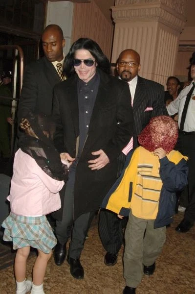 Con gái Michael Jackson hé lộ tuổi thơ bí ẩn: Vì sao 3 anh em phải che mặt? Con gái Michael Jackson hé lộ tuổi thơ bí ẩn: Vì sao 3 anh em phải che mặt?