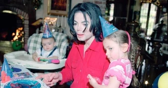 Con gái Michael Jackson hé lộ tuổi thơ bí ẩn: Vì sao 3 anh em phải che mặt?