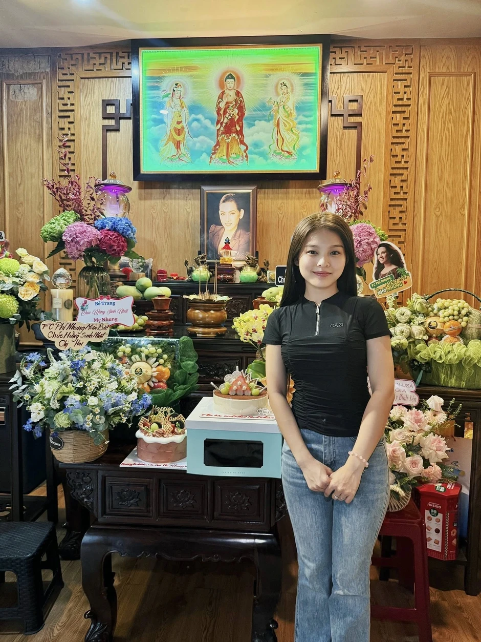 Con gái nuôi ca sĩ Phi Nhung: 'Ở đây ai cũng nhớ mẹ' Con gái nuôi ca sĩ Phi Nhung: 'Ở đây ai cũng nhớ mẹ'