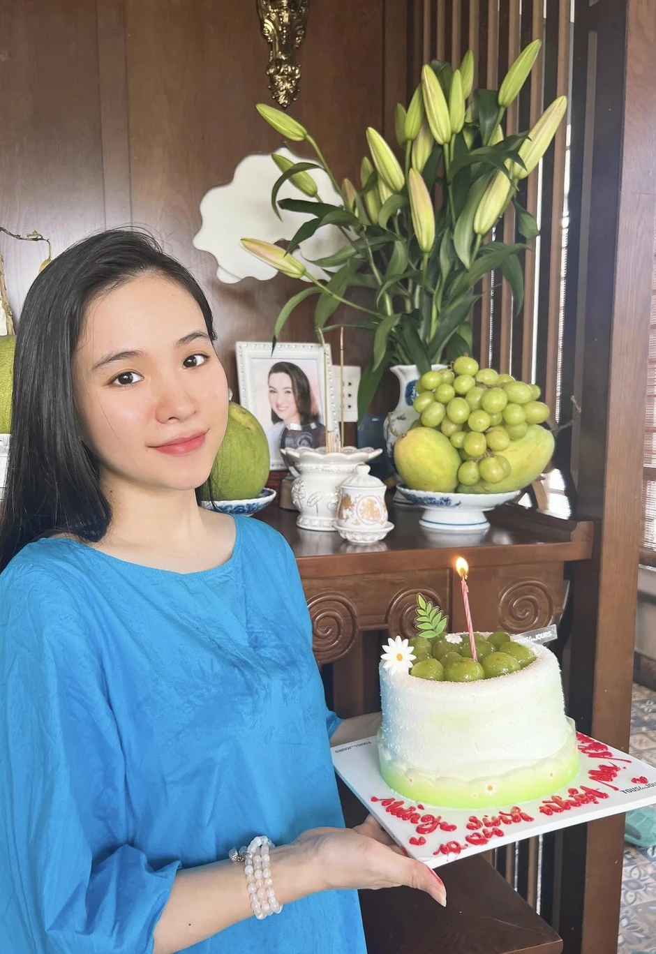 Con gái nuôi ca sĩ Phi Nhung: 'Ở đây ai cũng nhớ mẹ' Con gái nuôi ca sĩ Phi Nhung: 'Ở đây ai cũng nhớ mẹ'