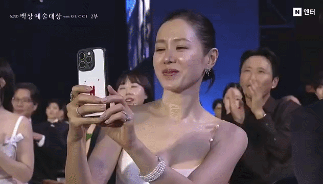 Còn gì tình tứ hơn ánh mắt Son Ye Jin nhìn Thị đế Hyun Bin? Còn gì tình tứ hơn ánh mắt Son Ye Jin nhìn Thị đế Hyun Bin?