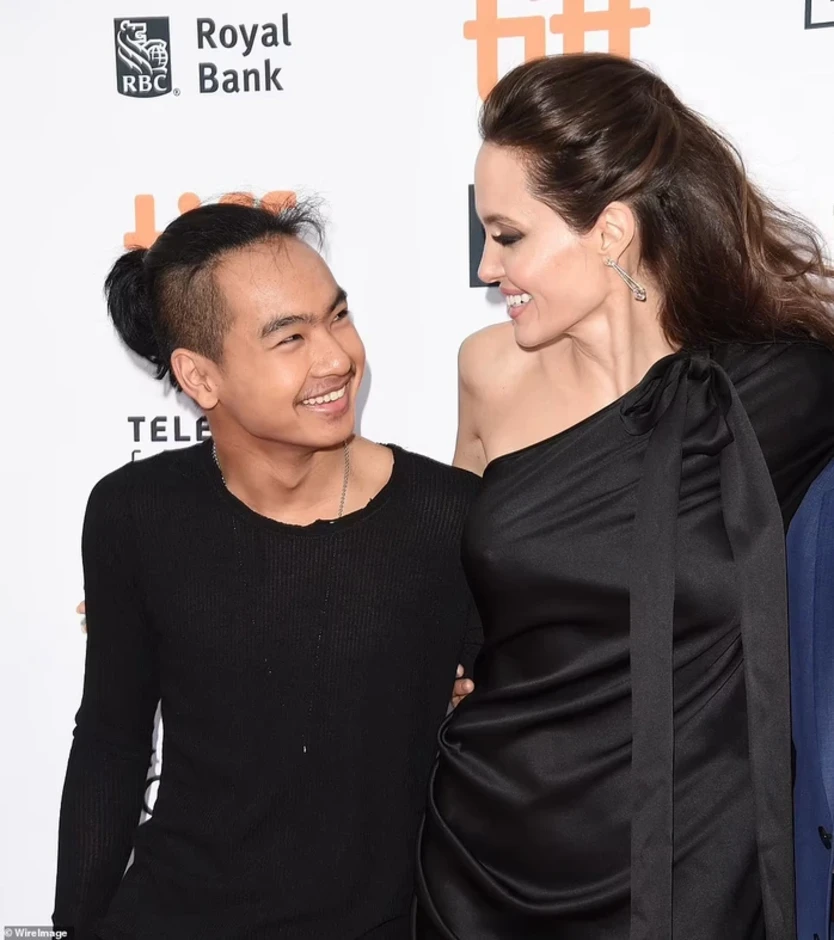 Con ruột lẫn con nuôi của Brad Pitt và Angelina Jolie thi nhau bỏ họ cha Con ruột lẫn con nuôi của Brad Pitt và Angelina Jolie thi nhau bỏ họ cha