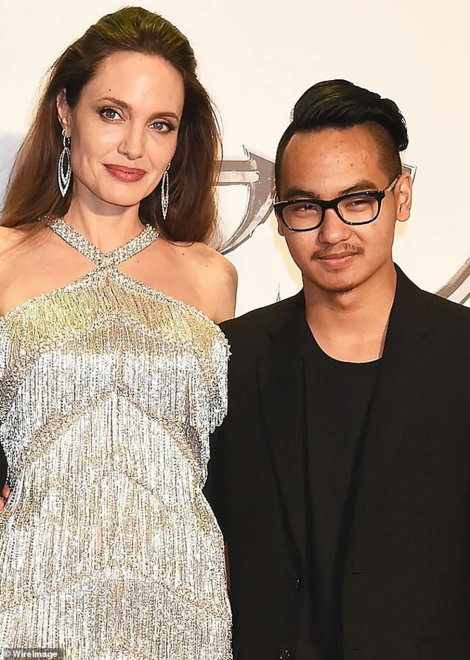 Con ruột lẫn con nuôi của Brad Pitt và Angelina Jolie thi nhau bỏ họ cha Con ruột lẫn con nuôi của Brad Pitt và Angelina Jolie thi nhau bỏ họ cha