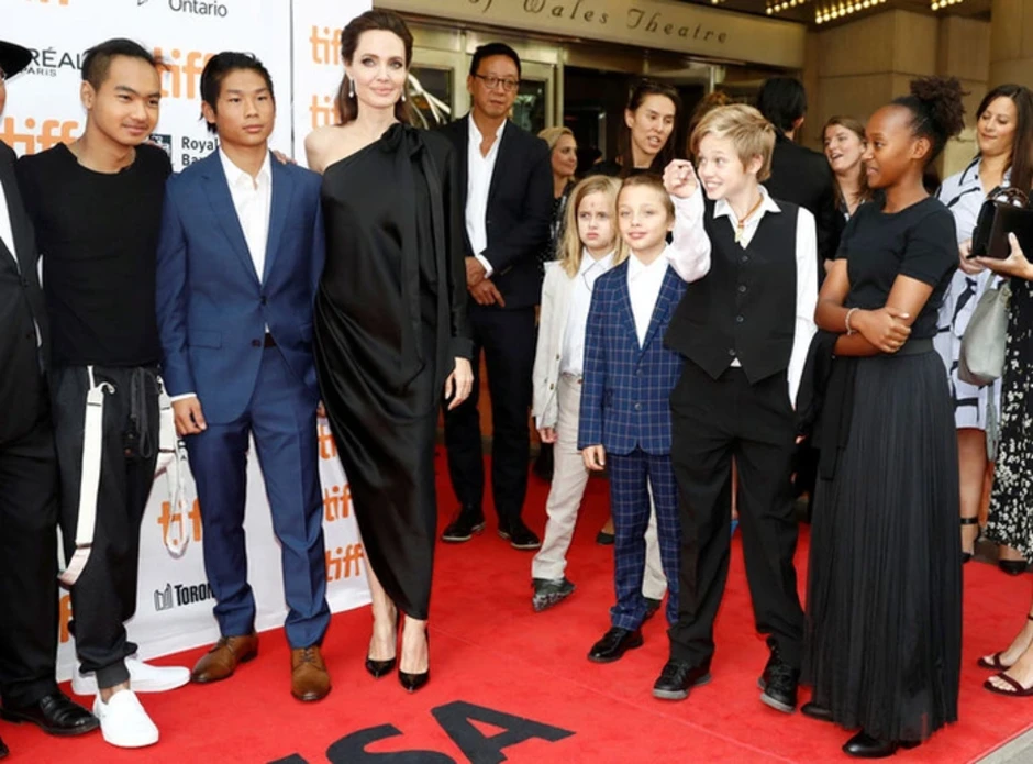 Con ruột lẫn con nuôi của Brad Pitt và Angelina Jolie thi nhau bỏ họ cha Con ruột lẫn con nuôi của Brad Pitt và Angelina Jolie thi nhau bỏ họ cha