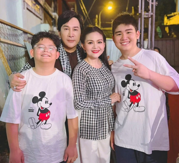 Con trai Kim Tử Long hát Lương Sơn Bá - Chúc Anh Đài cùng mẹ Trinh Trinh Con trai Kim Tử Long hát Lương Sơn Bá - Chúc Anh Đài cùng mẹ Trinh Trinh