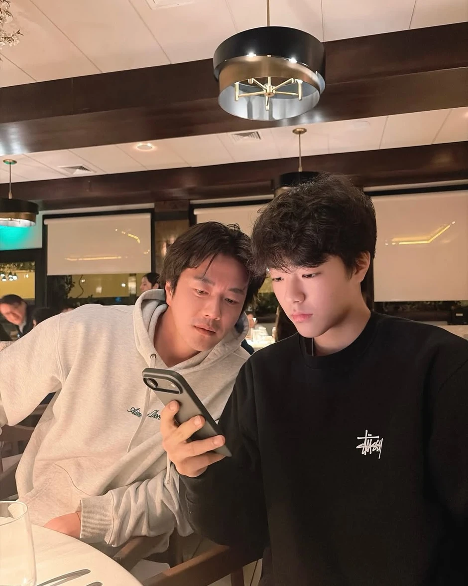 Con trai Kwon Sang Woo: 17 tuổi thừa kế 1221 tỷ, có xe hơi riêng còn đẹp trai ăn đứt bố Con trai Kwon Sang Woo: 17 tuổi thừa kế 1221 tỷ, có xe hơi riêng còn đẹp trai ăn đứt bố