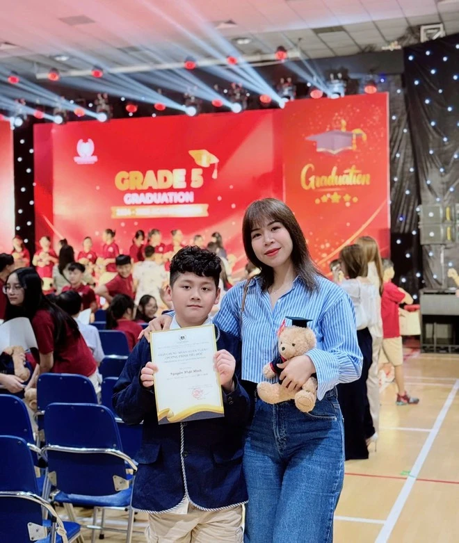 Con trai Mạnh Trường trổ tài rửa hết cả "núi" bát đĩa, bà xã nam diễn viên "thả thính": "Con dâu tương lai đã yên tâm chưa?"