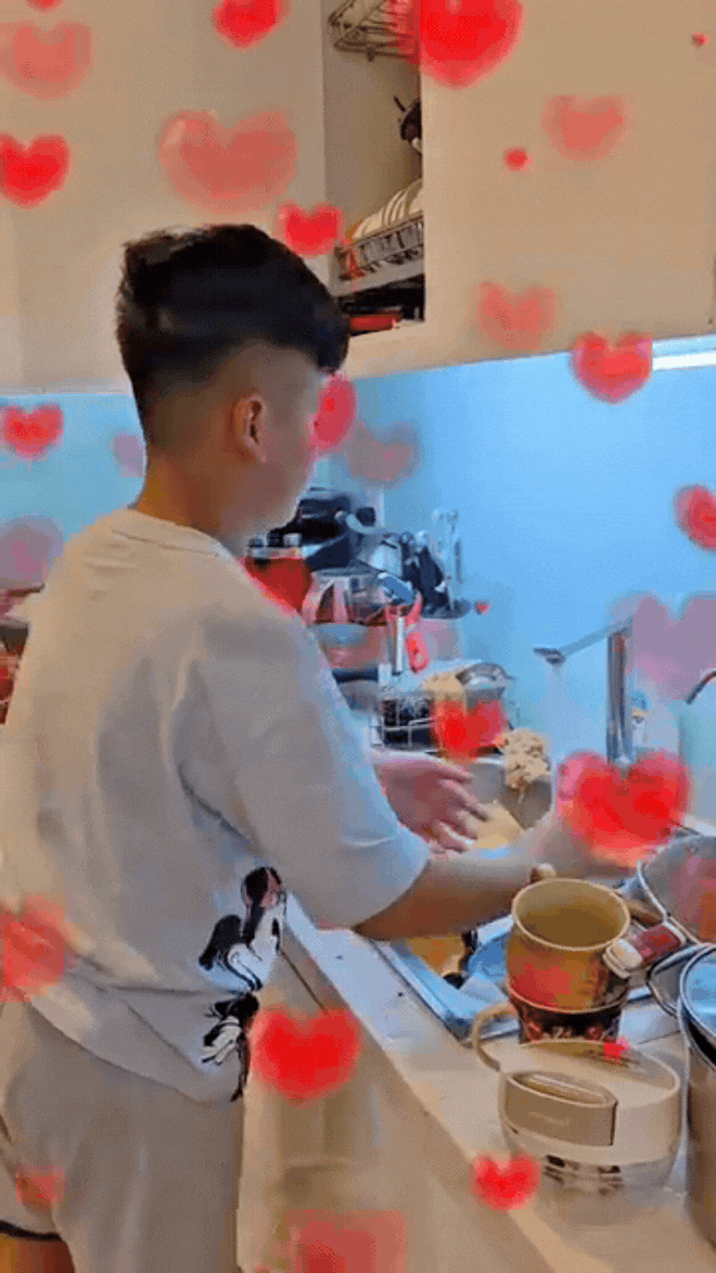 Con trai Mạnh Trường trổ tài rửa hết cả "núi" bát đĩa, bà xã nam diễn viên "thả thính": "Con dâu tương lai đã yên tâm chưa?"