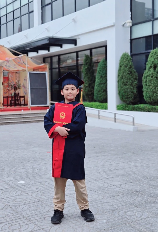 Con trai Mạnh Trường trổ tài rửa hết cả "núi" bát đĩa, bà xã nam diễn viên "thả thính": "Con dâu tương lai đã yên tâm chưa?"