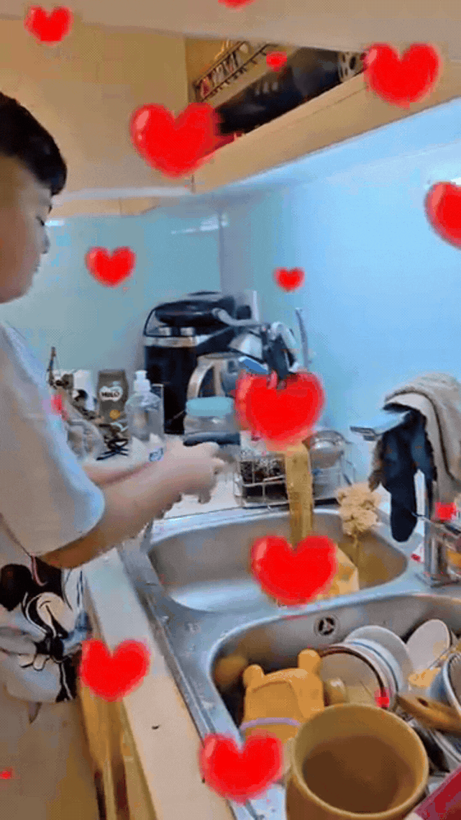 Con trai Mạnh Trường trổ tài rửa hết cả "núi" bát đĩa, bà xã nam diễn viên "thả thính": "Con dâu tương lai đã yên tâm chưa?"