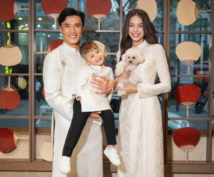 Con trai thủ môn Bùi Tiến Dũng trở thành 'cái đuôi nhỏ' đáng yêu Con trai thủ môn Bùi Tiến Dũng trở thành 'cái đuôi nhỏ' đáng yêu