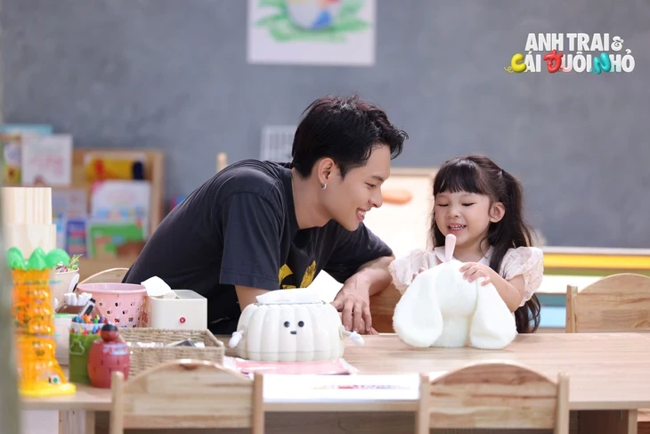 Con trai thủ môn Bùi Tiến Dũng trở thành 'cái đuôi nhỏ' đáng yêu Con trai thủ môn Bùi Tiến Dũng trở thành 'cái đuôi nhỏ' đáng yêu