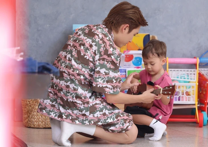 Con trai thủ môn Bùi Tiến Dũng trở thành 'cái đuôi nhỏ' đáng yêu Con trai thủ môn Bùi Tiến Dũng trở thành 'cái đuôi nhỏ' đáng yêu