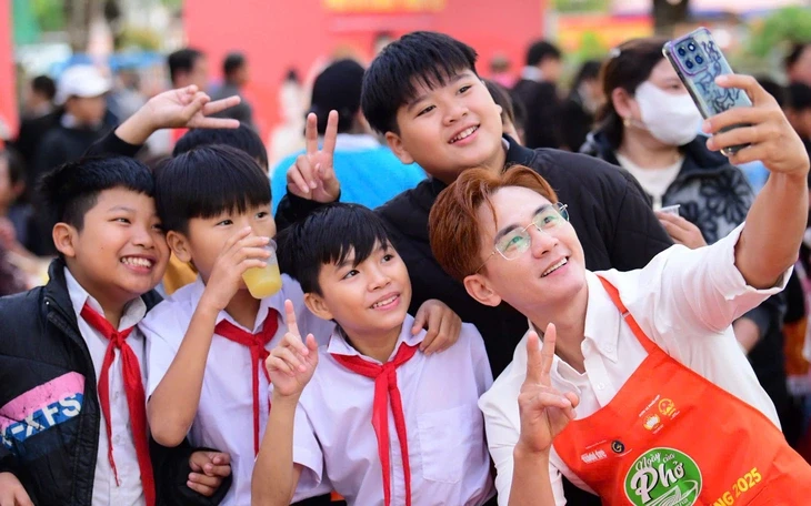 Công nhân, người lao động là những thượng khách của Phở yêu thương Công nhân, người lao động là những thượng khách của Phở yêu thương