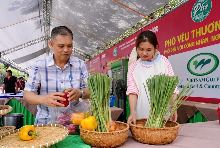 Công nhân, người lao động là những thượng khách của Phở yêu thương Công nhân, người lao động là những thượng khách của Phở yêu thương