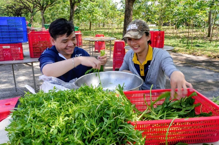 Công nhân, người lao động là những thượng khách của Phở yêu thương Công nhân, người lao động là những thượng khách của Phở yêu thương