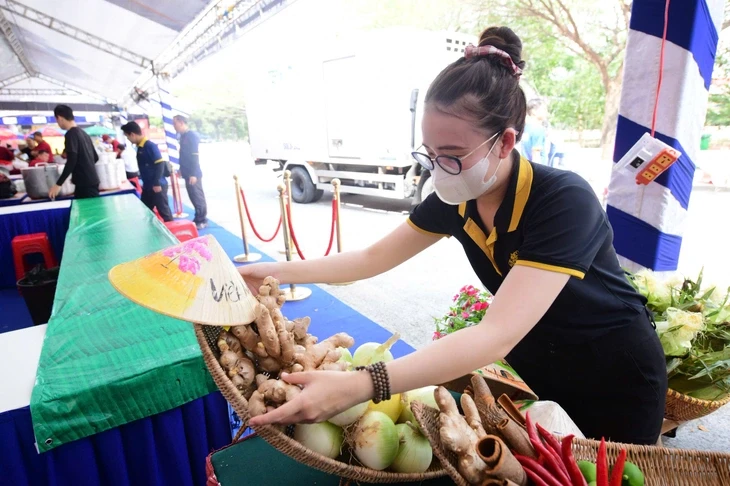 Công nhân, người lao động là những thượng khách của Phở yêu thương Công nhân, người lao động là những thượng khách của Phở yêu thương