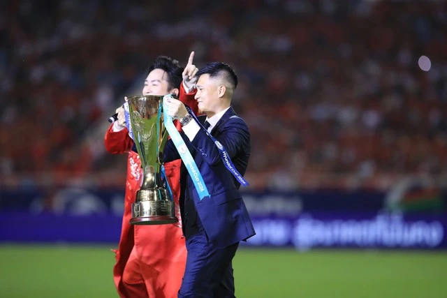 Công Vinh gây náo loạn