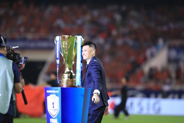 Công Vinh gây náo loạn