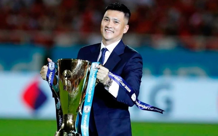 Công Vinh gây náo loạn
