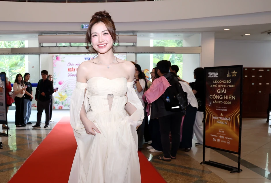 Công Vinh 'lẻ bóng' dự sự kiện, Hòa Minzy, Trang Pháp gợi cảm trên thảm đỏ Công Vinh 'lẻ bóng' dự sự kiện, Hòa Minzy, Trang Pháp gợi cảm trên thảm đỏ