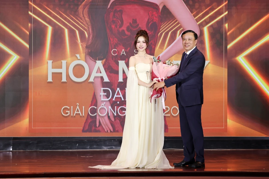 Công Vinh 'lẻ bóng' dự sự kiện, Hòa Minzy, Trang Pháp gợi cảm trên thảm đỏ Công Vinh 'lẻ bóng' dự sự kiện, Hòa Minzy, Trang Pháp gợi cảm trên thảm đỏ