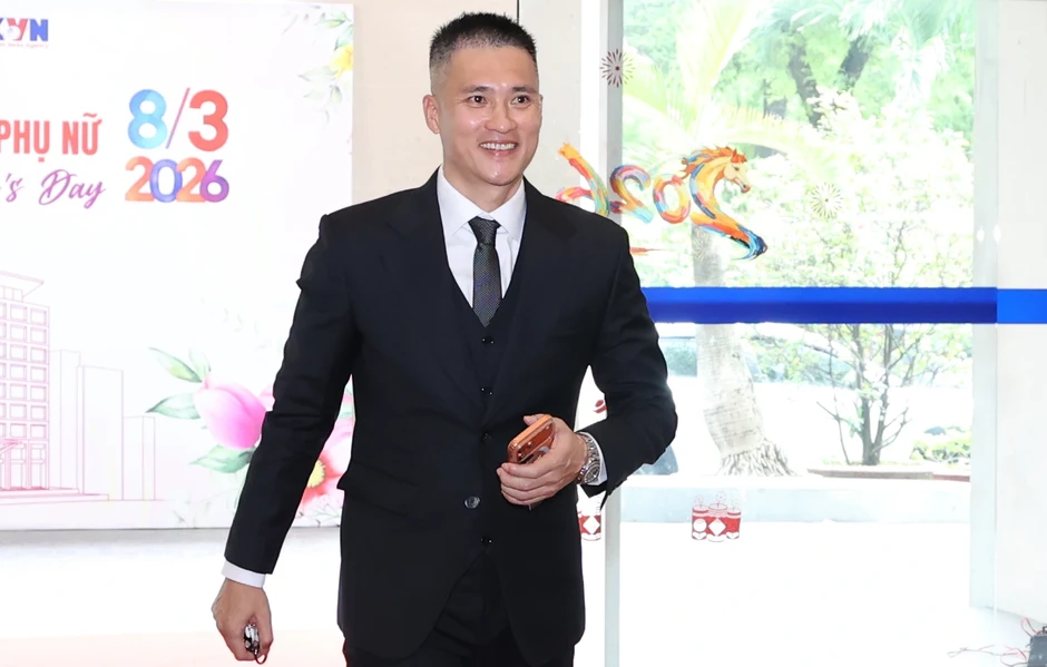 Công Vinh 'lẻ bóng' dự sự kiện, Hòa Minzy, Trang Pháp gợi cảm trên thảm đỏ Công Vinh 'lẻ bóng' dự sự kiện, Hòa Minzy, Trang Pháp gợi cảm trên thảm đỏ