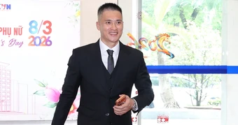 Công Vinh 'lẻ bóng' dự sự kiện, Hòa Minzy, Trang Pháp gợi cảm trên thảm đỏ