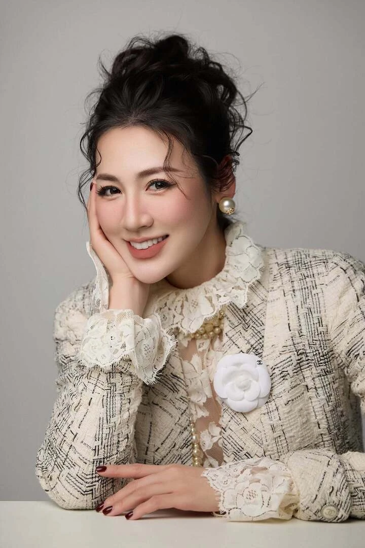 Cuộc sống của 'Á hậu có gương mặt phúc hậu nhất Việt Nam' sau 8 năm lấy chồng Cuộc sống của 'Á hậu có gương mặt phúc hậu nhất Việt Nam' sau 8 năm lấy chồng
