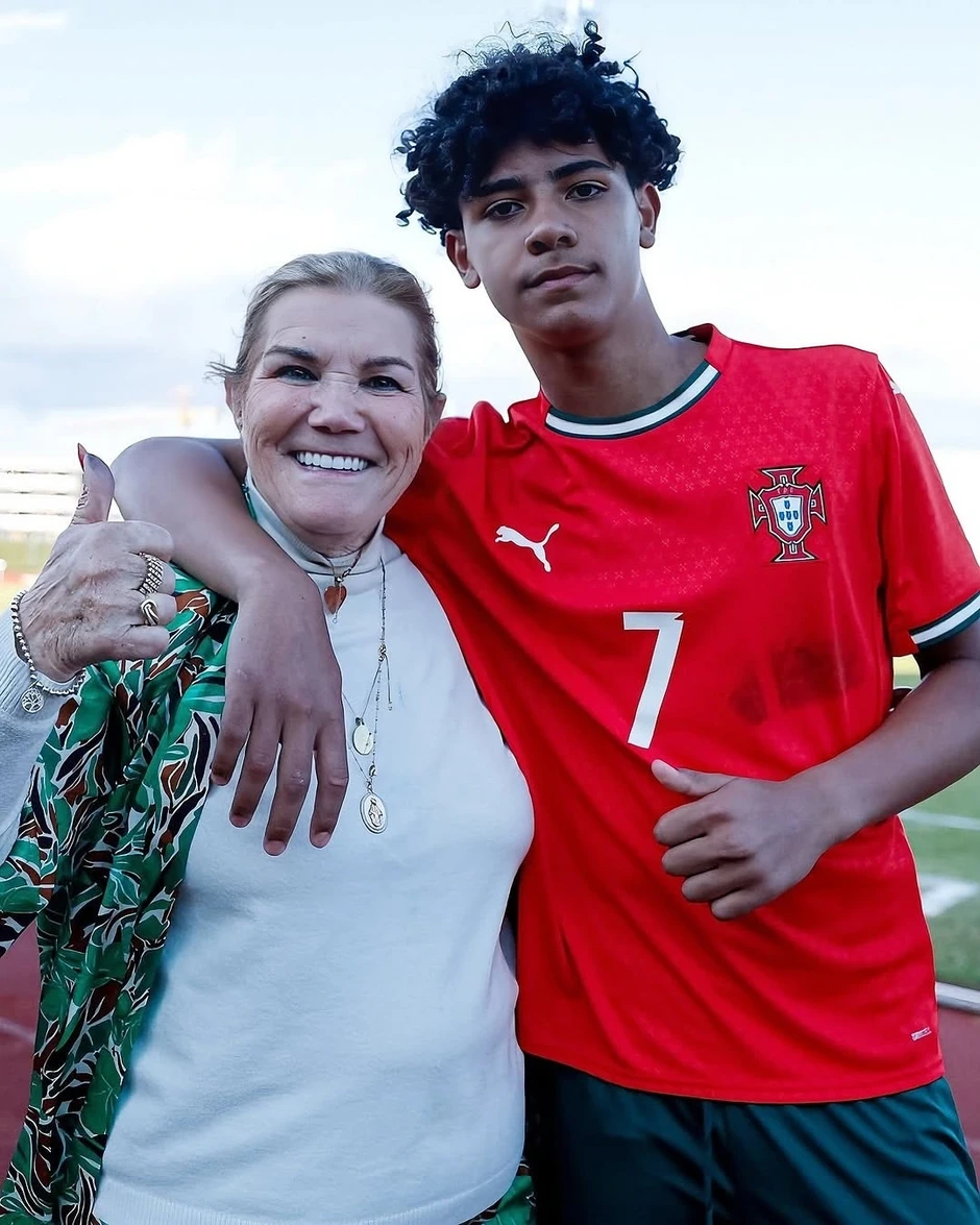 Cuộc sống của Cristiano Jr. - con trai 16 tuổi cao 1,9m của Ronaldo