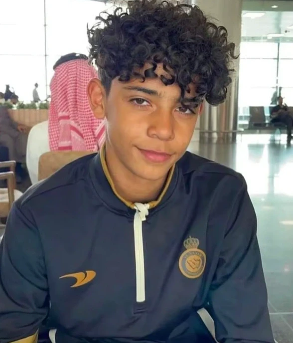 Cuộc sống của Cristiano Jr. - con trai 16 tuổi cao 1,9m của Ronaldo