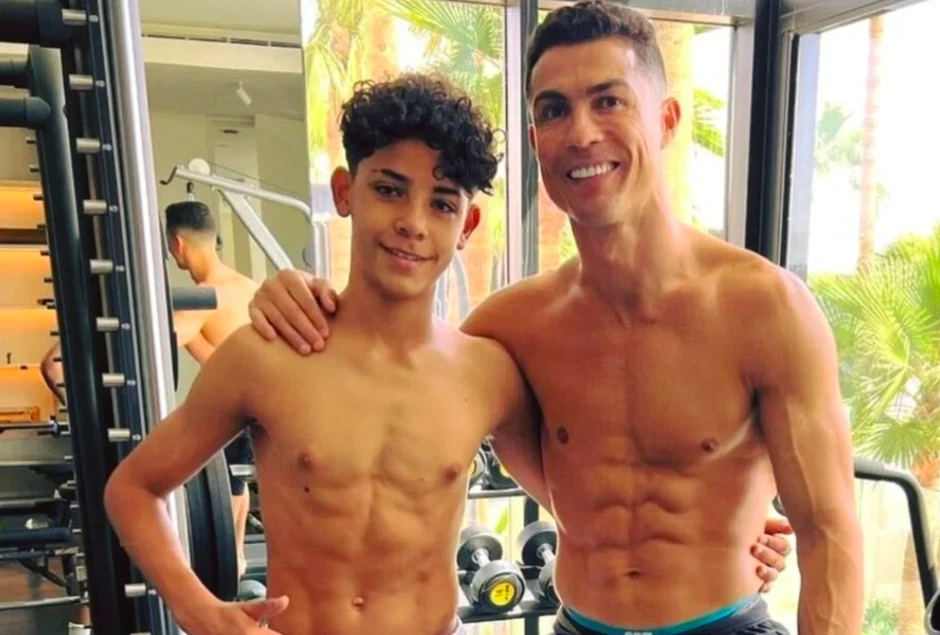 Cuộc sống của Cristiano Jr. - con trai 16 tuổi cao 1,9m của Ronaldo