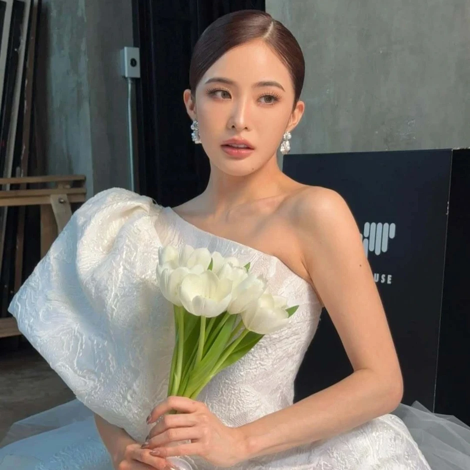 Cuộc sống trước và sau khi làm dâu hào môn của nhan sắc nổi tiếng Thái Lan