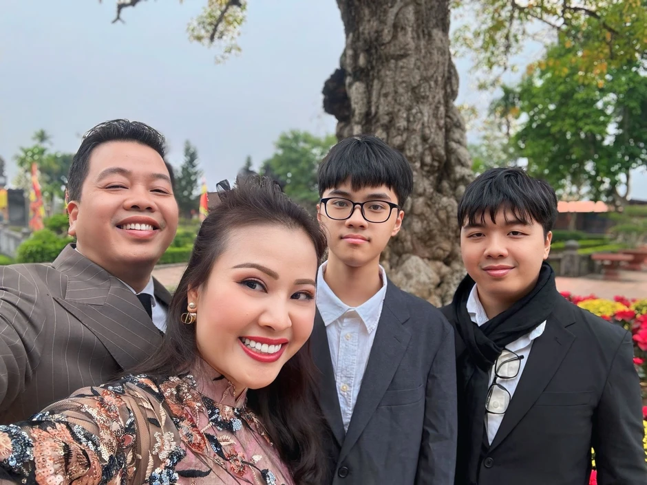 Cuộc sống viên mãn của "ông hoàng nhạc đỏ" kín tiếng bậc nhất showbiz Việt